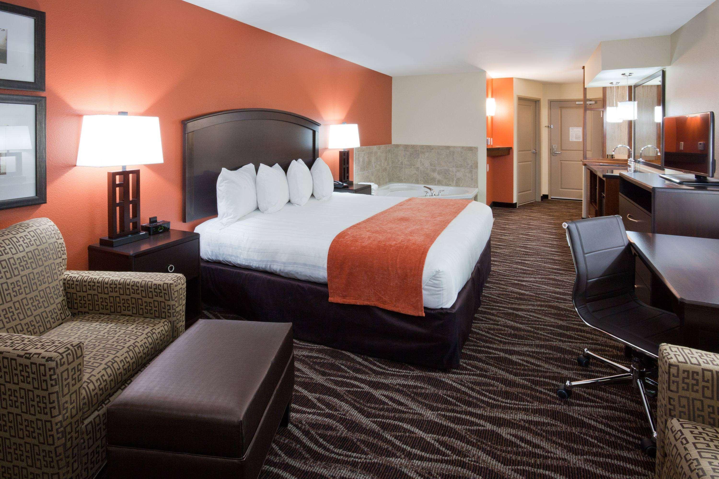 AmericInn by Wyndham Waupun Exterior foto